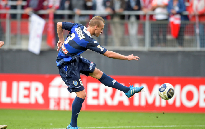 瓦朗谢纳取胜晋级，联赛表现走高的简单介绍