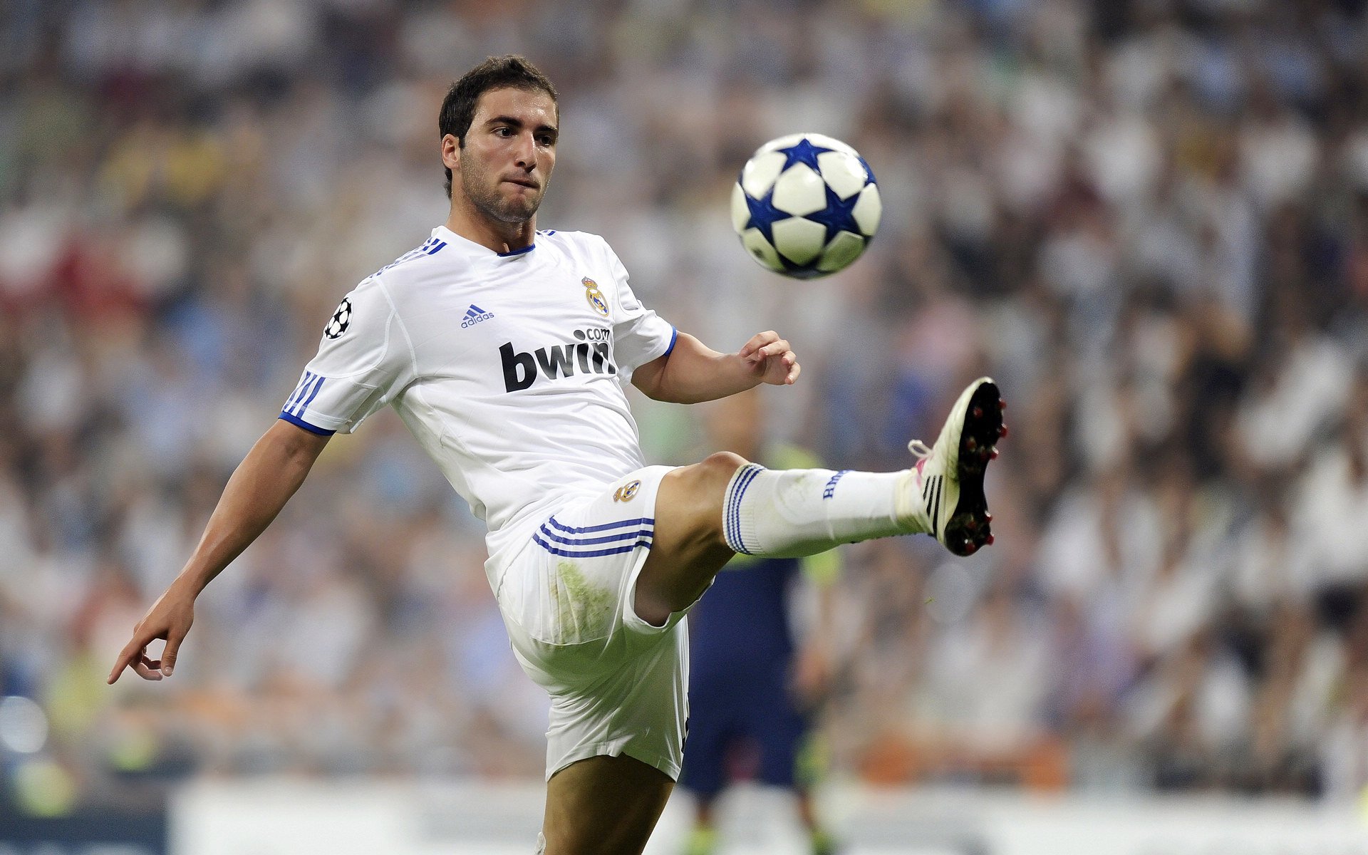 赛道与绿茵的奇妙共振，范戴克统治之夜的启示